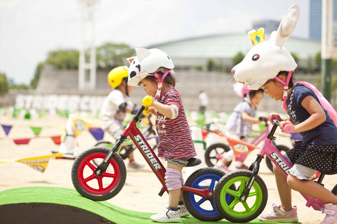 ストライダーを楽しむ女の子